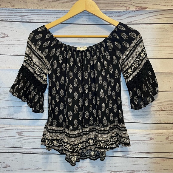 Socialite Boho Crochet Bell 3/4 sleeve blouse - Picture 2 of 7